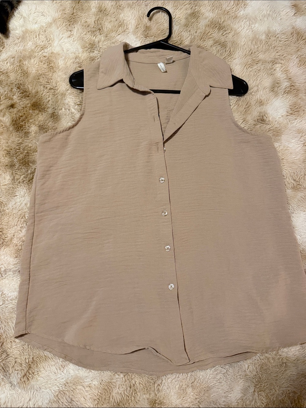Cato Sleeveless Button-Front Blouse in Taupe Beige